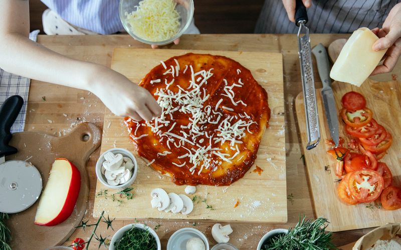 Classic red sauce base for custom mod pizza